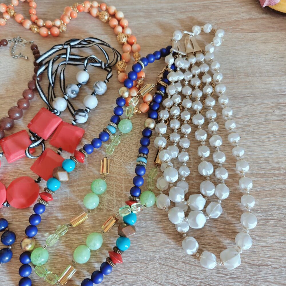 Vintage & Vintage Style Beaded Retro Jewelry Lot: Necklaces and Bracelets - Picture 5 of 5